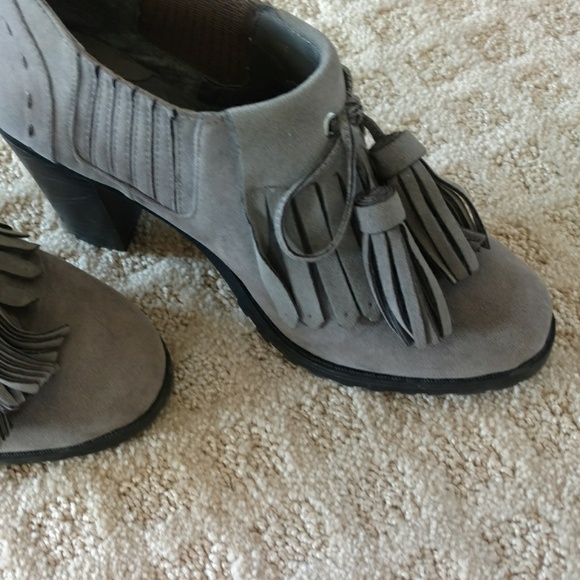 Light Gray Tasseled Shoes - Picture 2 of 7